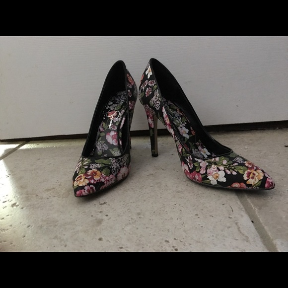 Jessica Simpson heels - Picture 1 of 2